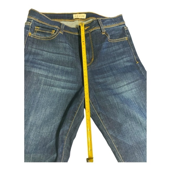 MS. CELLO PLUS
SIZE MID-RISE
FRAYED HEM CROP
SKINNY DENIM Size 7 - Picture 10 of 12